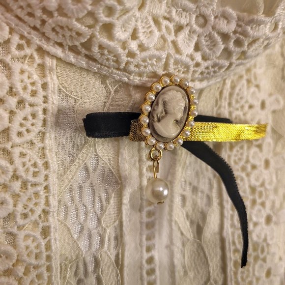 Vintage-Inspired White Lace Blouse, High ruffled neckline with bow and brooch - Picture 2 of 6